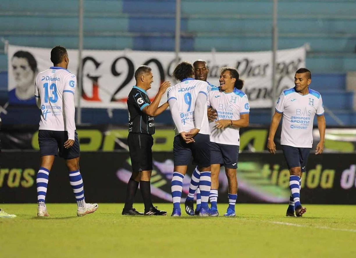 ‘Rambo’ de León se lo pasó a lo grande con sus amigos en su partido de despedida.