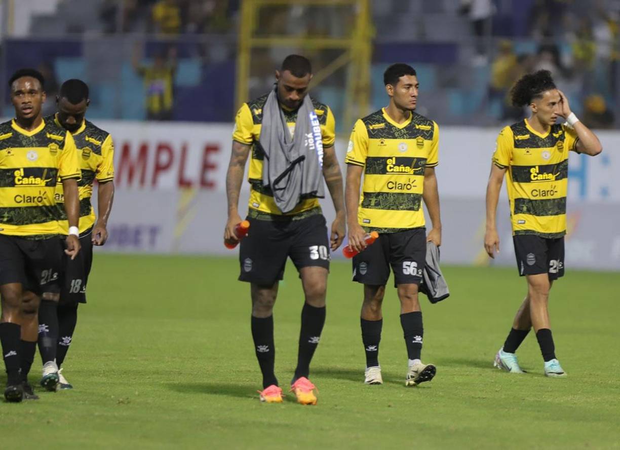 Los rostros tristes y de desilusión de los jugadores del Real España tras perder contra el Juticalpa FC en el estadio Morazán.