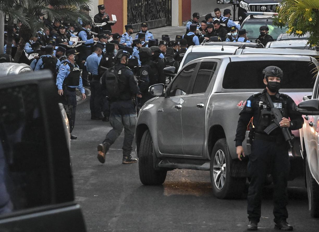 La residencia del expresidente de Honduras, Juan Orlando Hernández, se encuentra rodeada de un fuerte contingente policial instalado desde la noche del lunes, cuando trascendió el pedido de Estados Unidos a Honduras para la extradición del exmandatario.