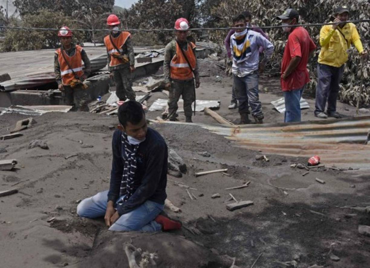 Familiares y vecinos de la zona devastada el pasado domingo por la erupción del Volcán de Fuego, al sur de Guatemala, entierran hoy a sus víctimas, mientras otros sobrevivientes de la tragedia continúan buscando los cuerpos sepultados de sus parientes.<br/><br/>Entretanto, el Ministerio Público de Guatemala investiga si fue adecuada la reacción oficial ante la violenta erupción dejó 101 muertos y unos 200 desaparecidos.