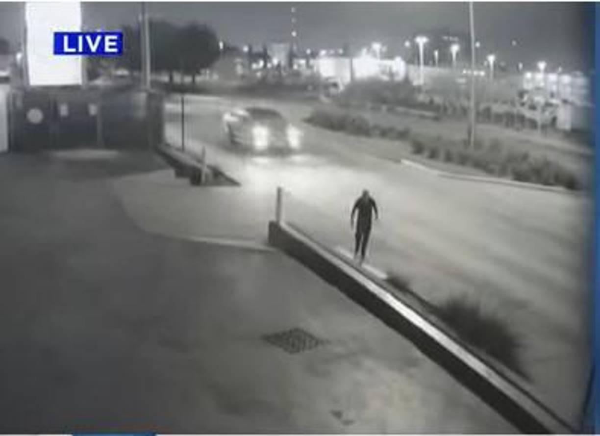 En las imágenes se ve a Maldonado intentando cruzar una calle. Se ve a Maldonado tambalearse.