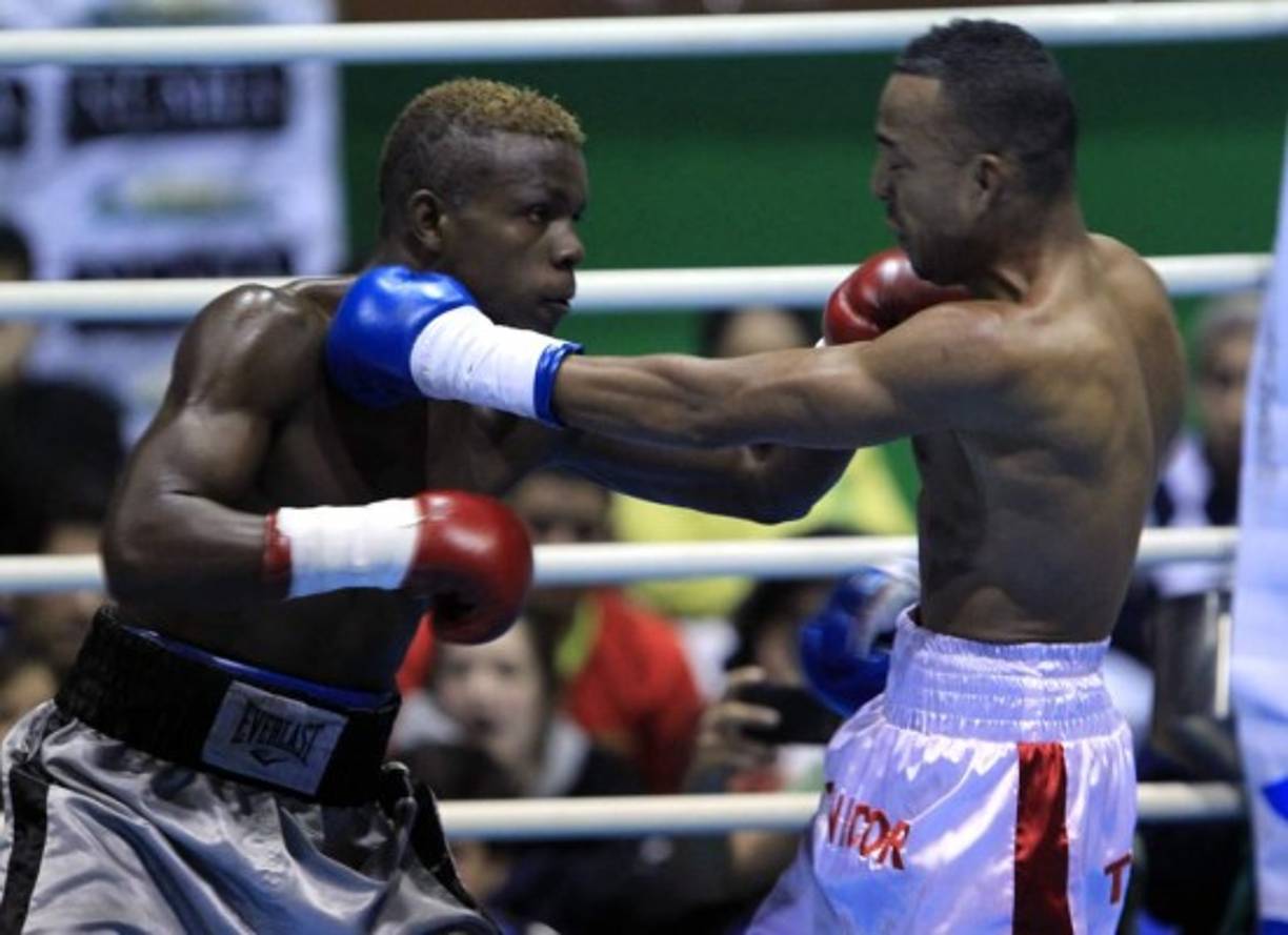 El boxeador hondureño asestó sendos golpes al colombiano.