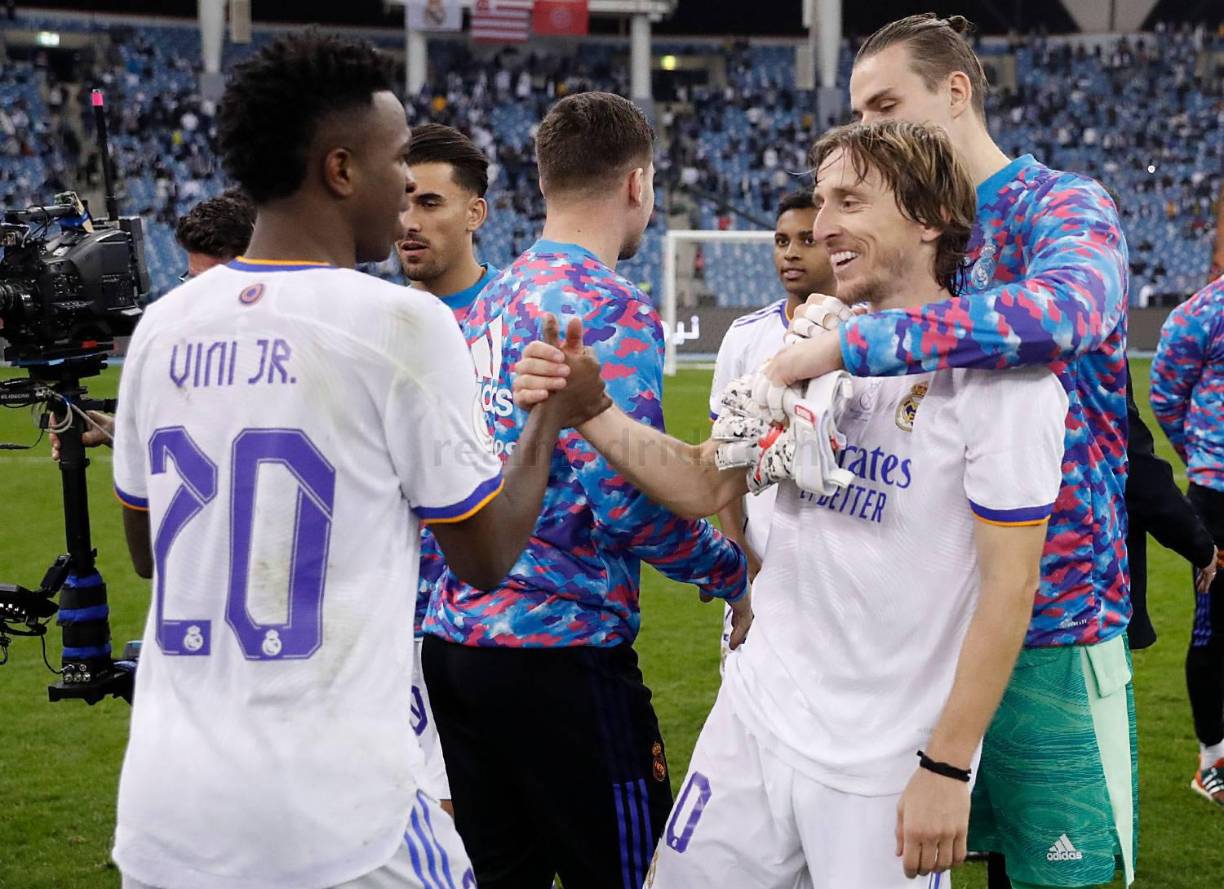 Modric fue felicitado por todos los jugadores del Real Madrid.