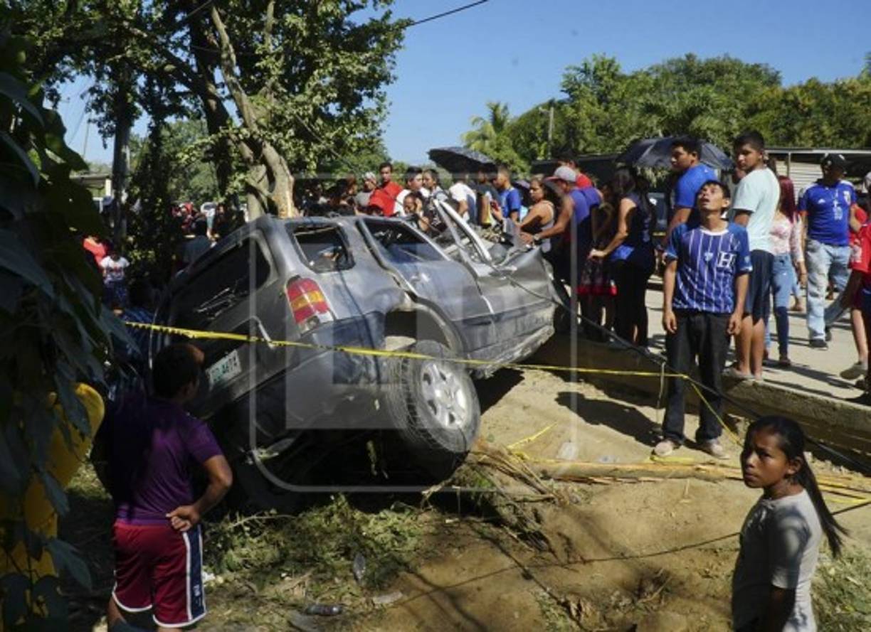 Preliminarmente se conoció que una familia originaria de San Antonio Cortés se dirigía en una camioneta gris y el conductor de la misma perdió el control impactando en un muro.