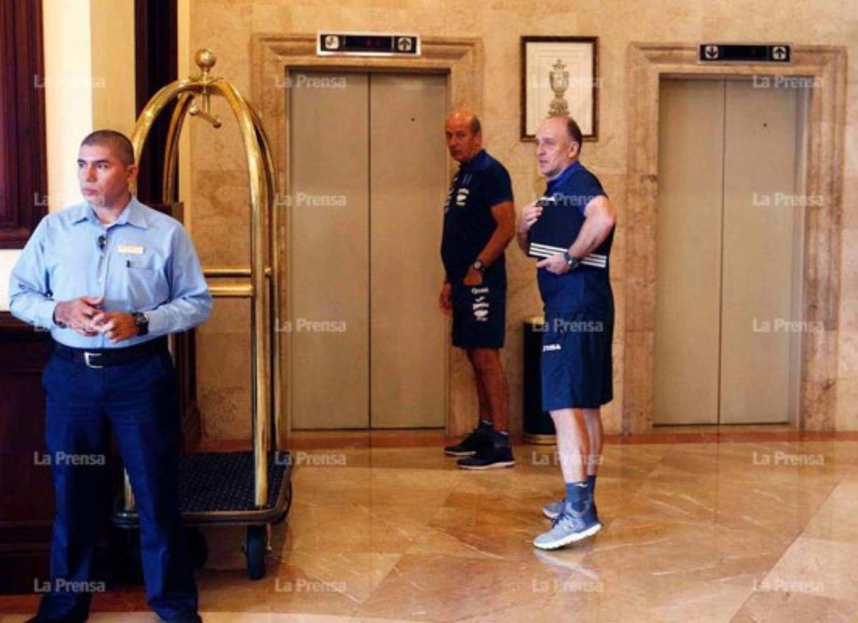 Fabián Coito junto a sus asistente técnico Miguel Falero. Los uruguayos ya lucen la indumentaria de la selección de Honduras.