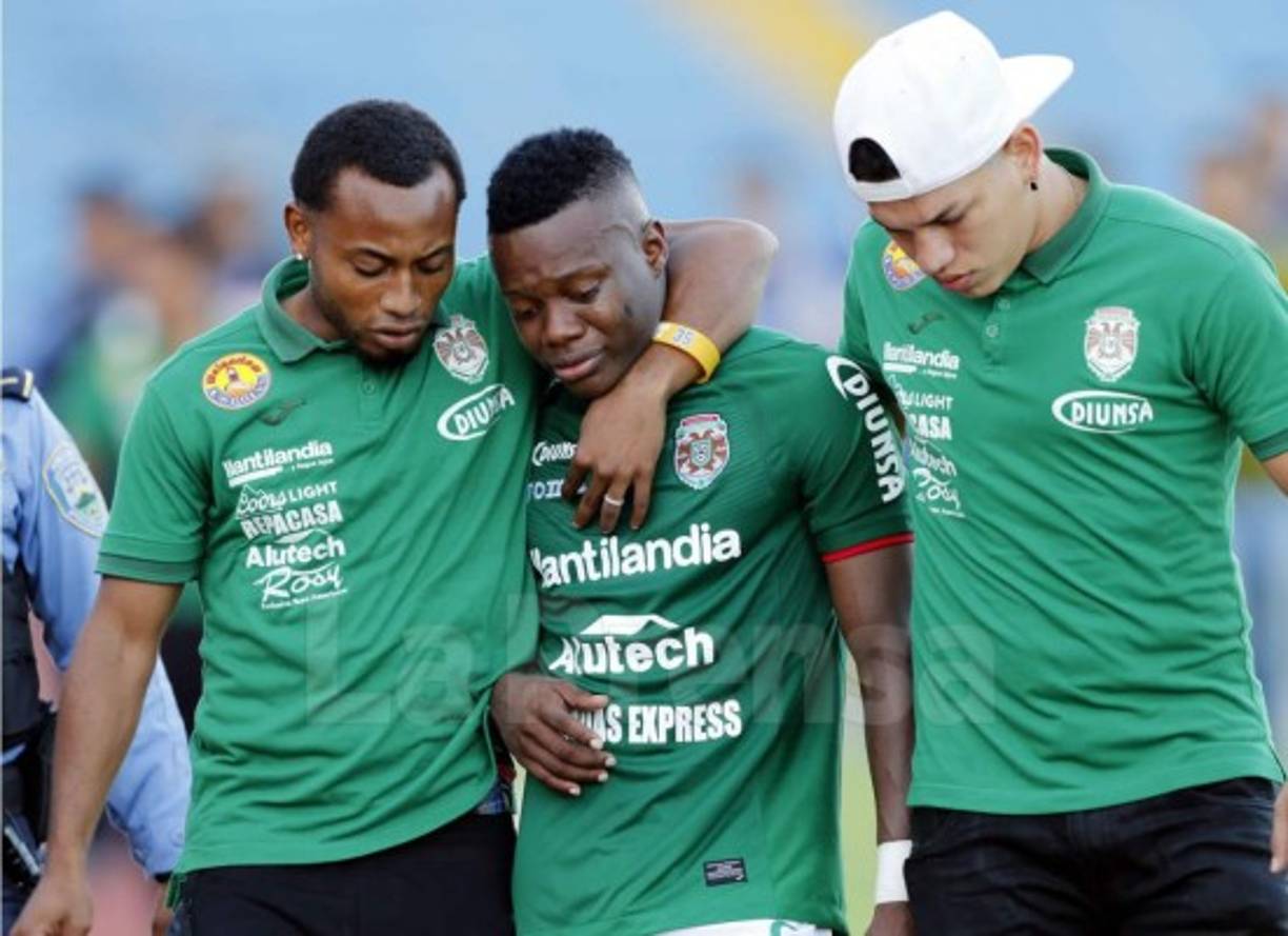 Júnior Lacayo fue consolado al final del partido. El joven delantero dejó el campo entre lágrimas.
