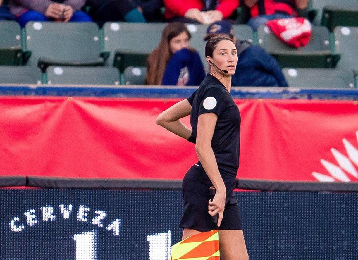 <b>Kathryn Nesbitt (Asistente):</b> Es analista química, profesora y una de las árbitras asistentes más importantes de Estados Unidos. Debutó en el 2013, en el partido inaugural de la National Women’s Soccer League (NWSL) y en 2020 alcanzó el título de «árbitro asistente del año» de la MLS.