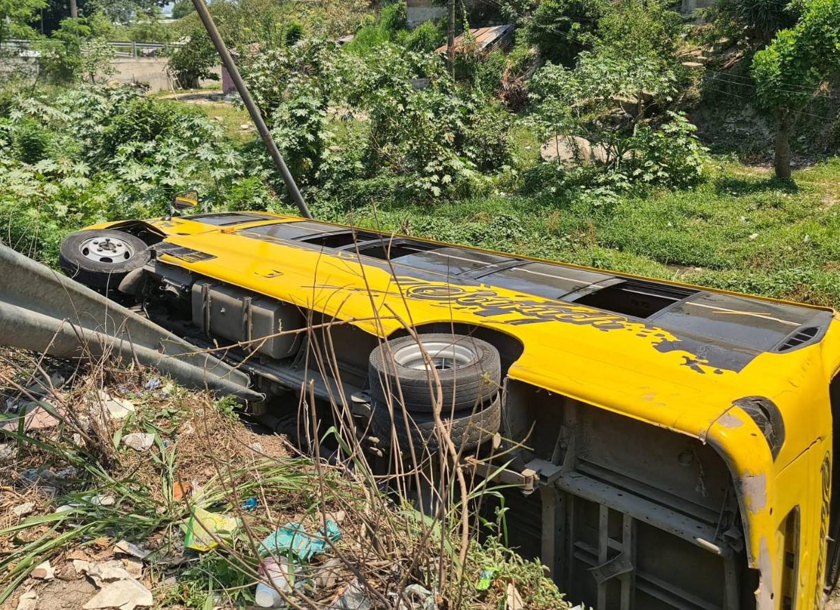 Un microbús se accidentó al mediodía de este viernes en Choloma, Cortés, zona norte de Honduras. 