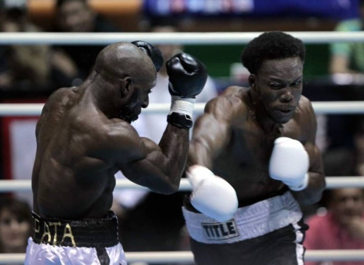 El teleño Pedro Cacho recetó duros golpes a Juan 'Chelín' Zapata, quien reside en El Bronx, Estados Unidos y antes de la pelea se puso a bailar con dos modelos en el cuadrilátero.