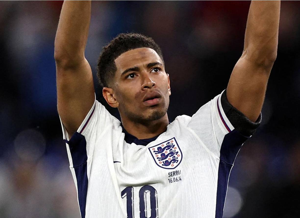 Jude Bellingham apareció en el duelo entre ingleses y serbios y mostró su mancha en la cara, algo que seguramente comenzará a tratarse.