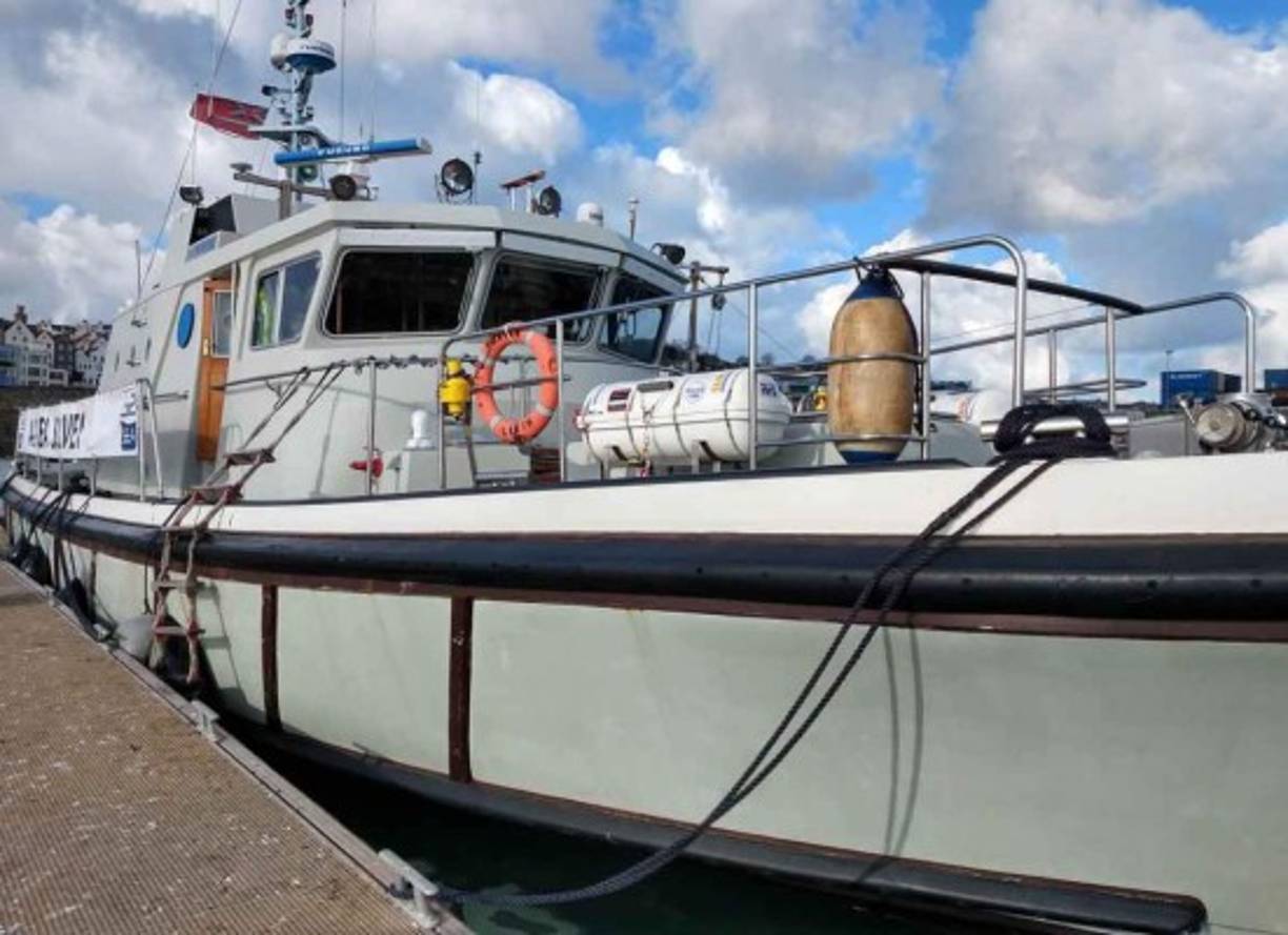 Este barco fue uno de los usados por David Mearns para encontrar el avión de Sala. Fue construido en 1983 pero cuenta con equipos de última tecnología de navegación, levantamiento y comunicaciones para realizar rastrillajes submarinos.