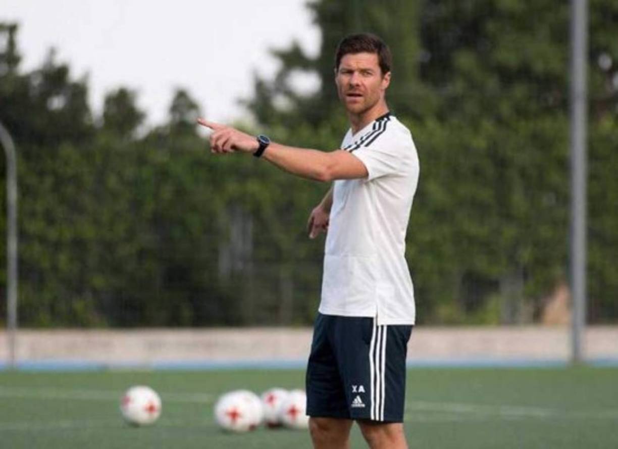 Xabi Alonso: El ex futbolista español ahora dirige al infantil A del Real Madrid y se cuenta en el club madridista que es otro de los favoritos del presidente Florentino Pérez para suceder a corto y mediano plazo.