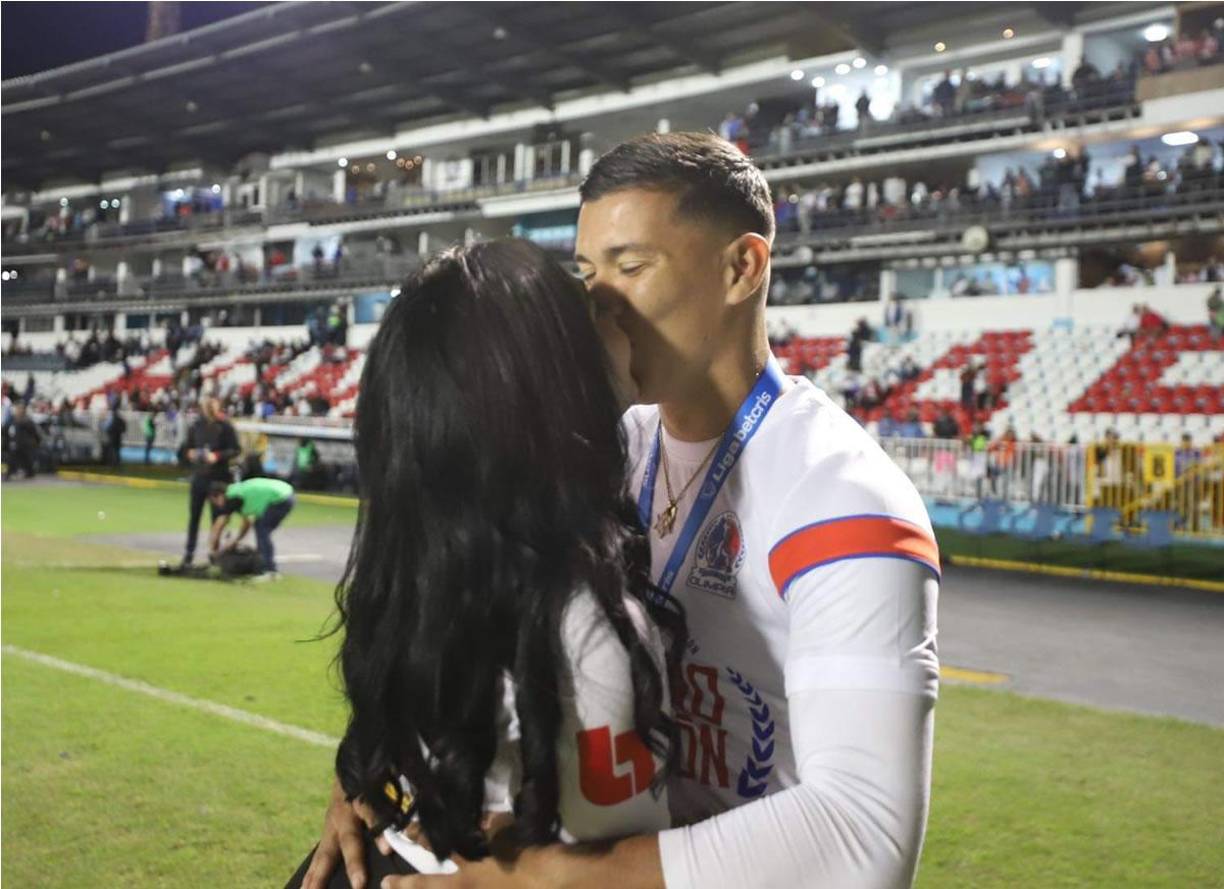 Kevin López y el cariñoso beso con su esposa tras ganar el título con el Olimpia.