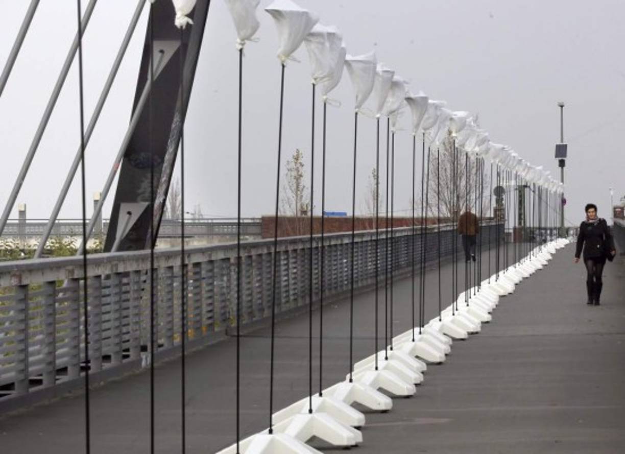 Las autoridades de la capital alemana han colocado una serie de linternas a lo largo de la línea donde fue construido el muro que dividía al oriente y occidente de la ciudad de Berlín.