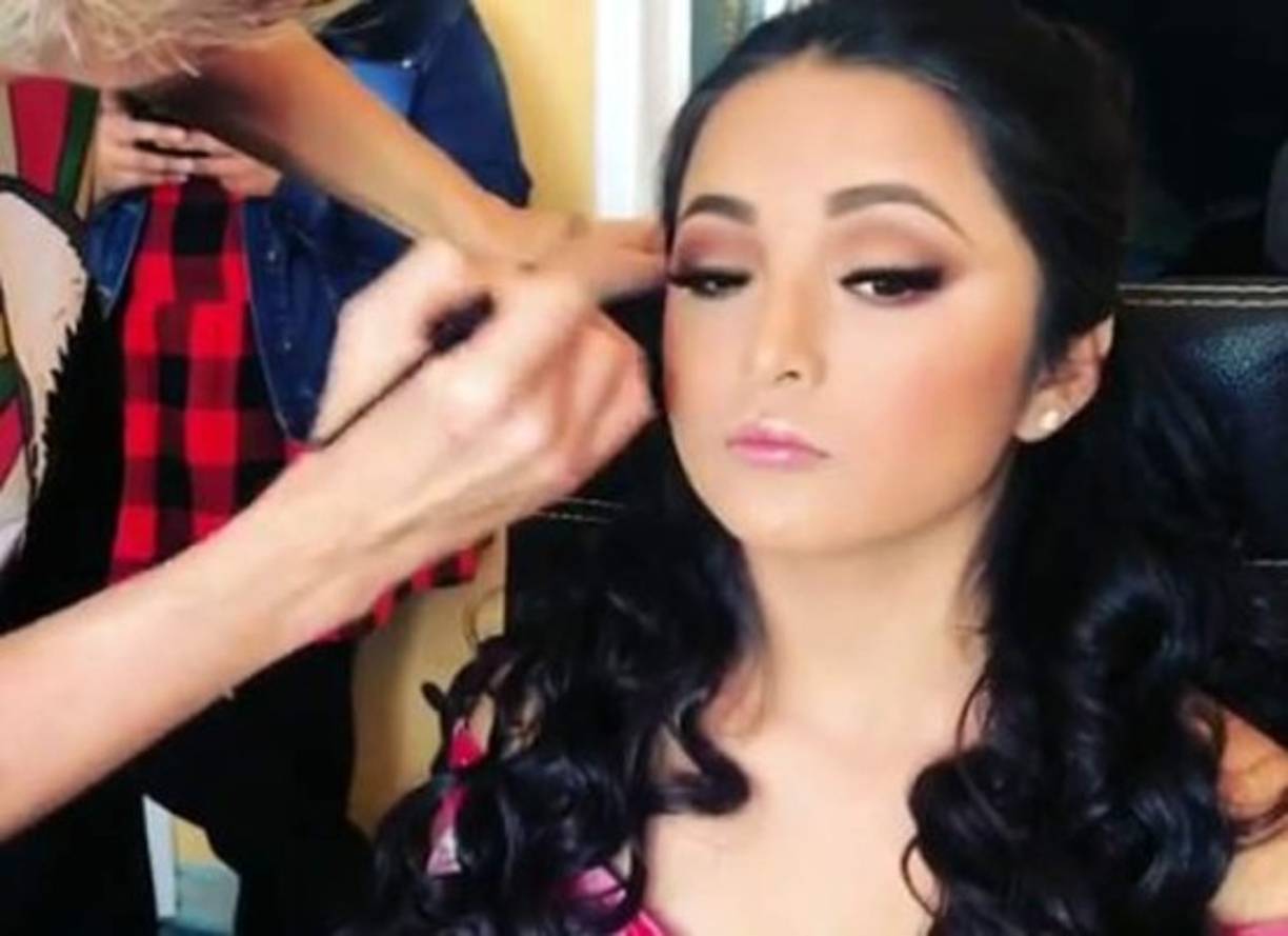 2. Sesión de maquillaje: Para desgracia de los padres y de la bella quinceañera, la sesión de maquillaje a pesar de que fue hecha por el maquillista de la primera dama y varias famosas, tardó tanto que retrasó todos los planes, por lo que se le notó a la familia muy molesta, en especial a Don Crescencio, padre de la quinceañera.