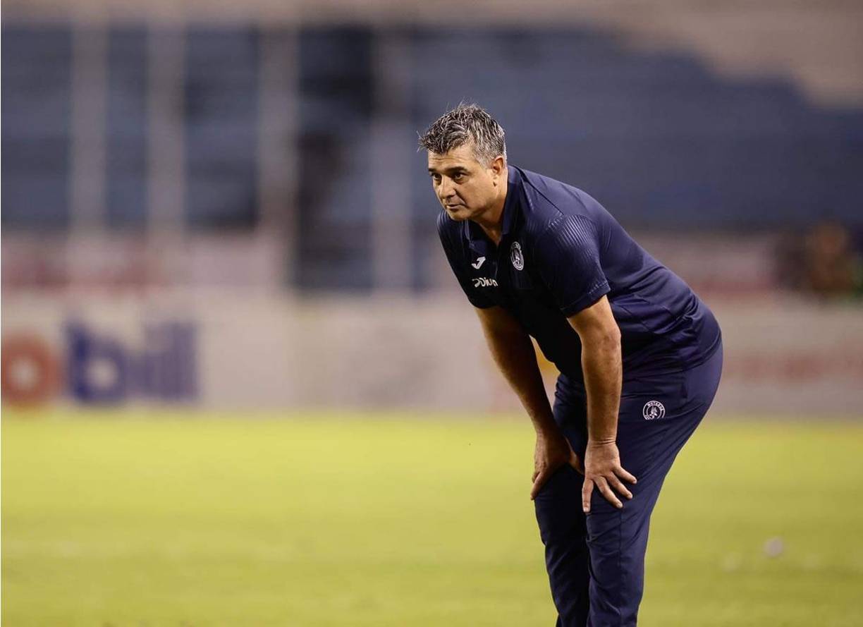 Diego Vázquez vivió atento al partido, pero no la pasó bien. Encajó su primera derrota del Torneo Clausura 2024.