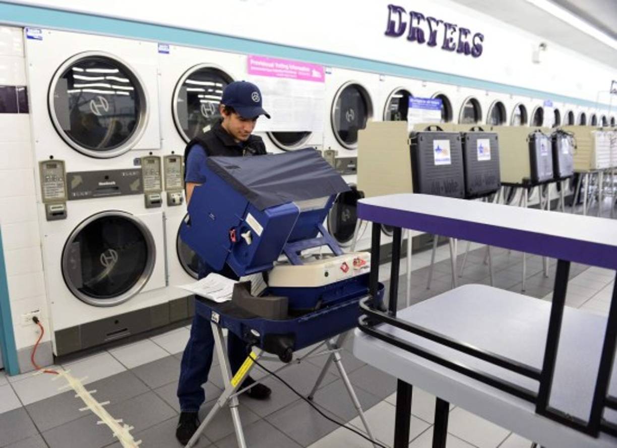 Una lavandería sirvió como un centro de votación en Chicago, donde los habitantes elegirán un gobernador y un senador en estas elecciones.