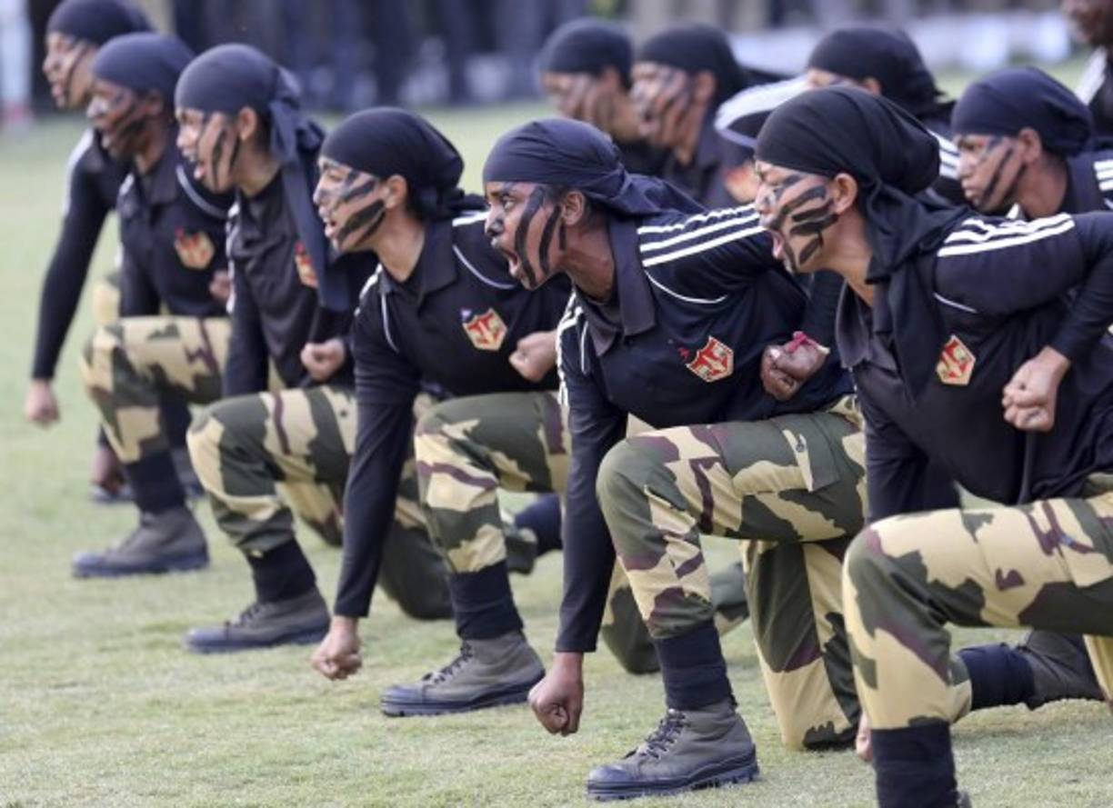 En India, mujeres soldado de las Fuerzas de Seguridad Fronteriza realizaron una demostración de sus habilidades en el combate cuerpo a cuerpo durante un acto celebrado con motivo del Día Internacional de la Mujer en Nueva Delhi.