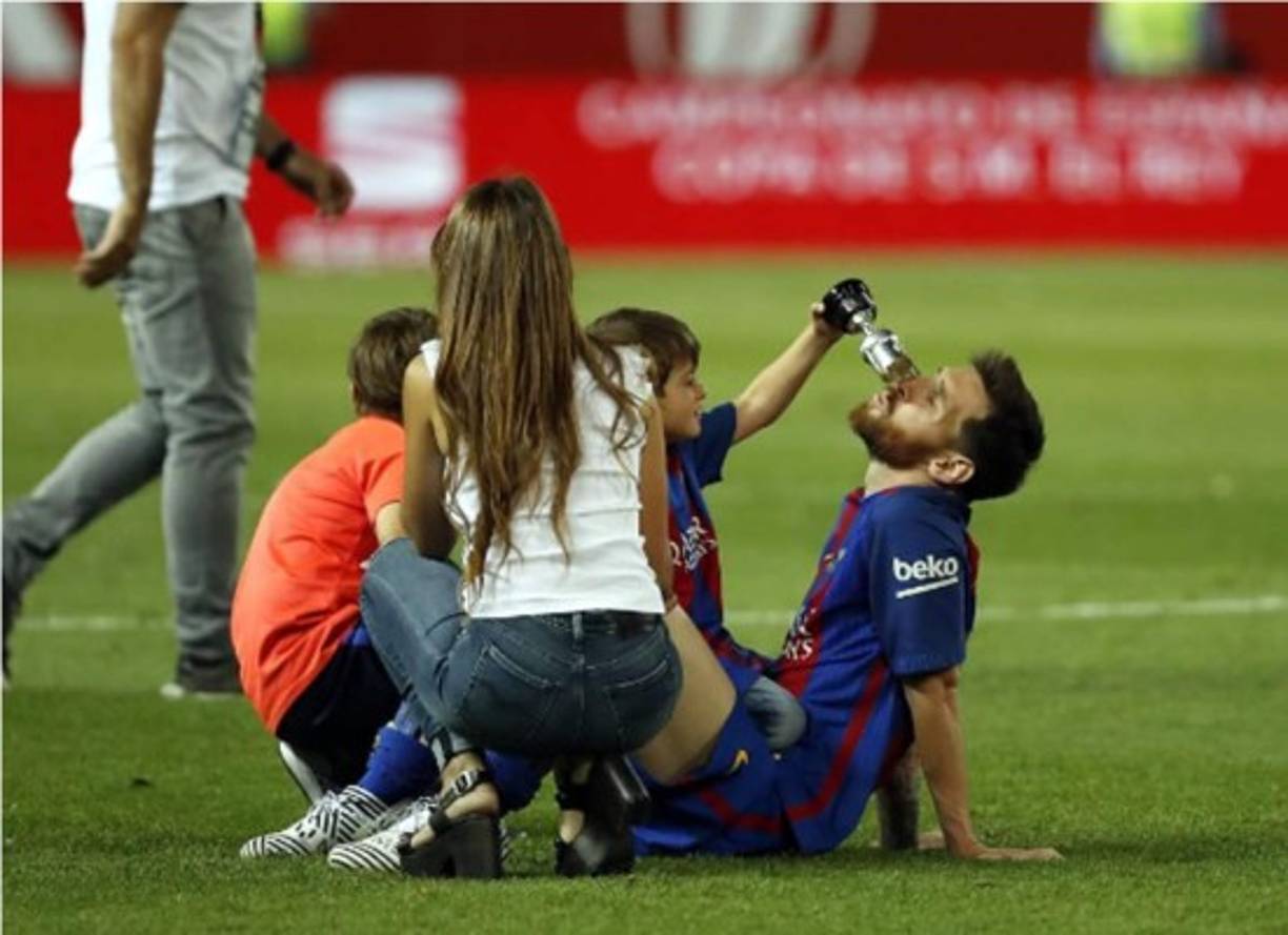 En la celebración por el logro, quien se robó todas las miradas y dejó sin aliento a los presentes en el Vicente Calderón fue Antonella.