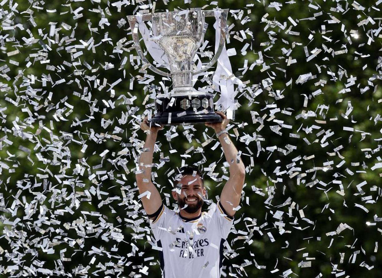 Nacho junto con la Copa.