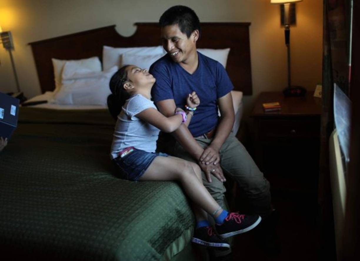 Rubén García, director de Casa Anunciación, uno de los cuatro refugios destinados a recibir a las familias inmigrantes, afirmó que el gobierno estadounidense ha reunificado a cerca de 260 familias inmigrantes en los últimos días en El Paso.