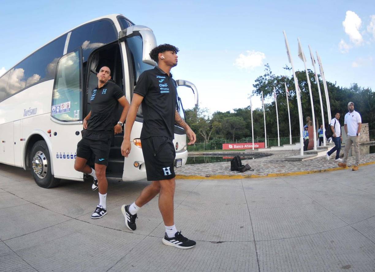 Luego de visitar a los niños de la Fundación Contra el Cáncer en Tegucigalpa, la delegación de La H se fue a la sede de Olimpia para seguir con la preparación previo al choque ante Granada.
