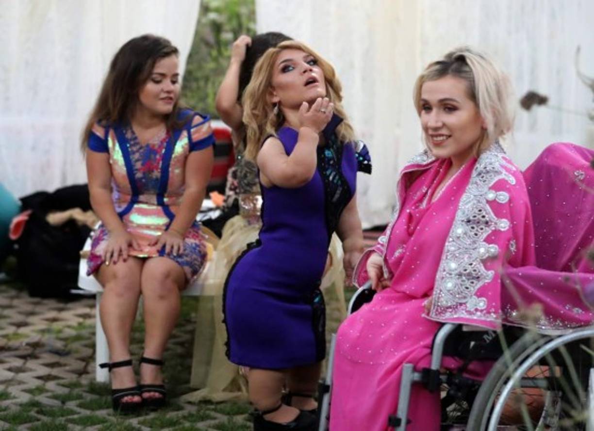 Los modelos posan después de caminar en la pasarela. Foto: AFP