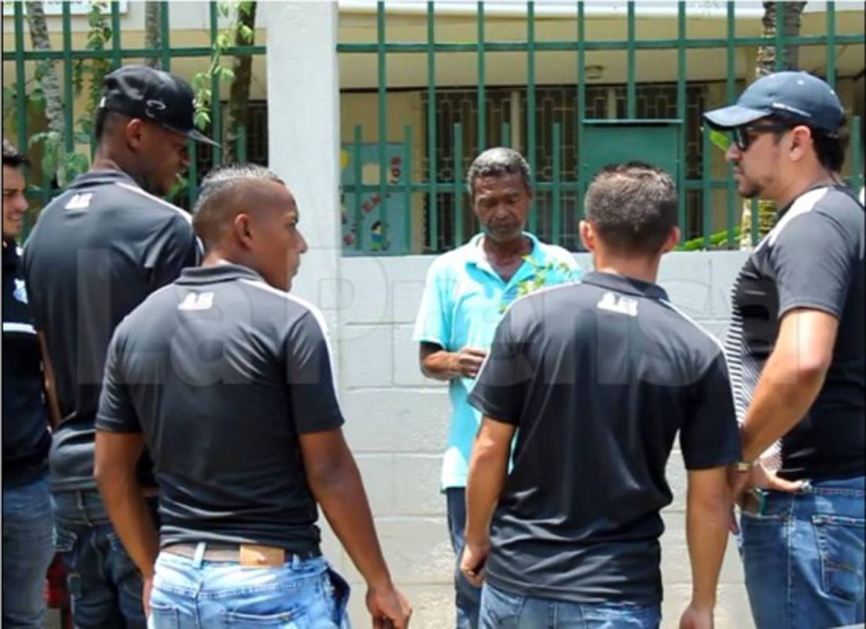 Los jugadores del equipo progreseño rodearon al ´amigo de lo ajeno´.