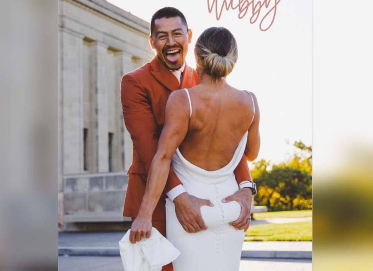 ¡Esa mano Roger Espinoza! La estadounidense Lo’eau LaBonta compartió esta fotografía en la que se le ve muy feliz a Roger Espinoza.