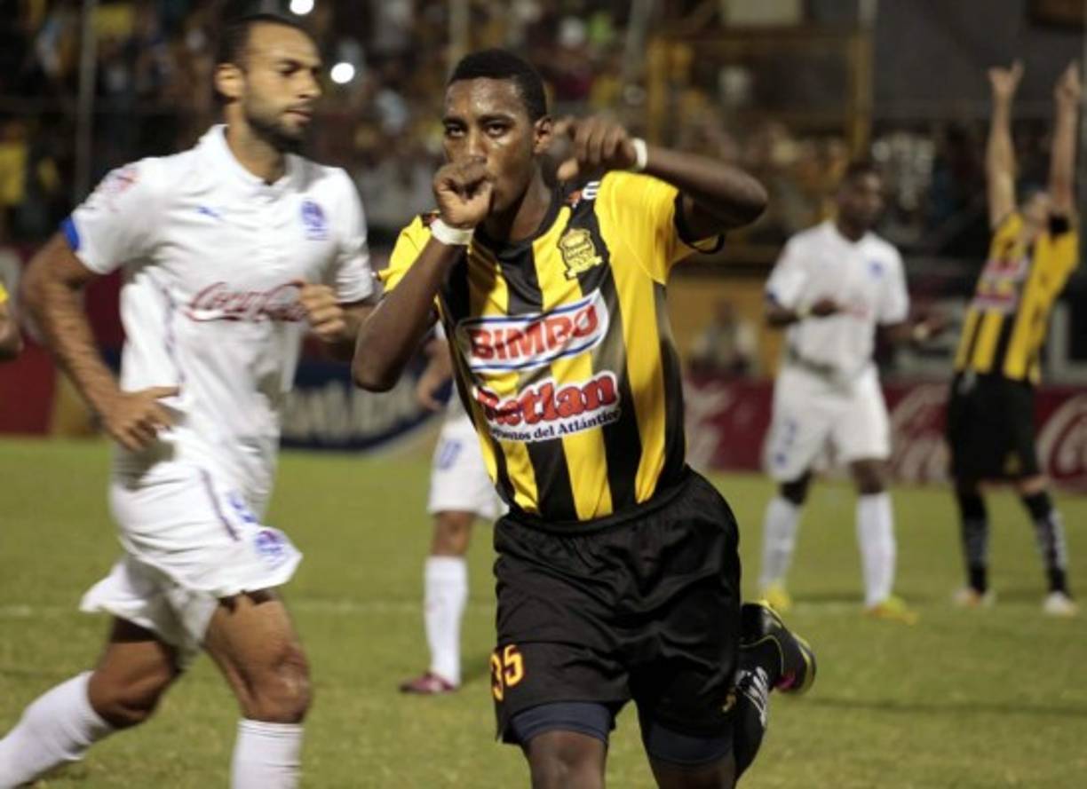 Bryan Róchez corre a festejar su gol ante Olimpia.