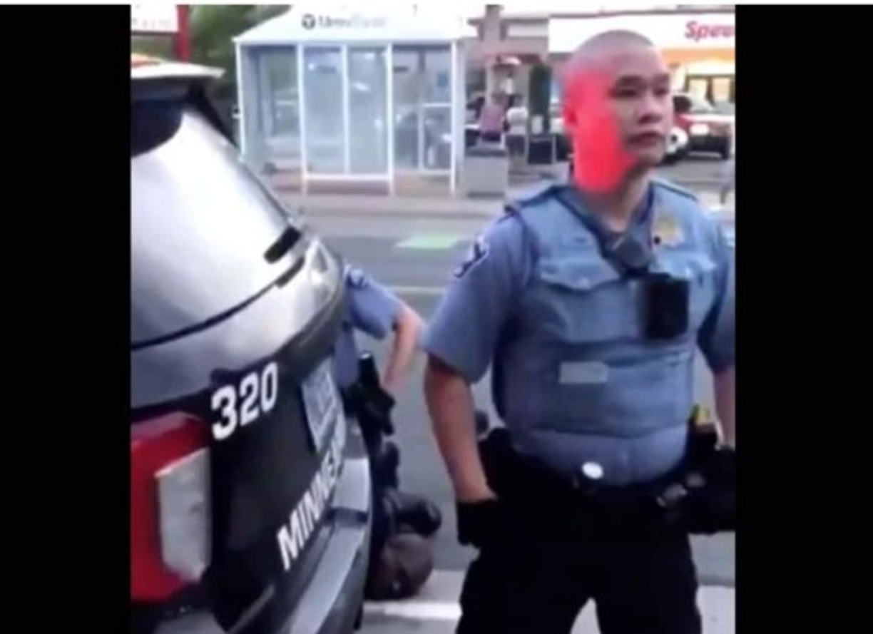 En el video que muestra el arresto brutal contra Floyd, Thou aparece interponiéndose entre Chauvin y los transeúntes que exigían que retirara la rodilla del cuello de Floyd.