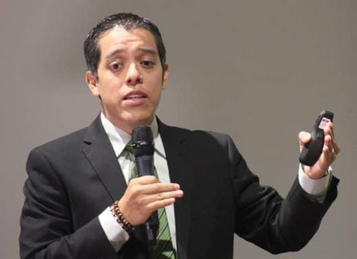 En su discurso como nuevo rector del alma máter, Fernández, aseveró que asume con mucha responsabilidad y trabajo este cargo y que lo desempeñará con mucha dedicación.