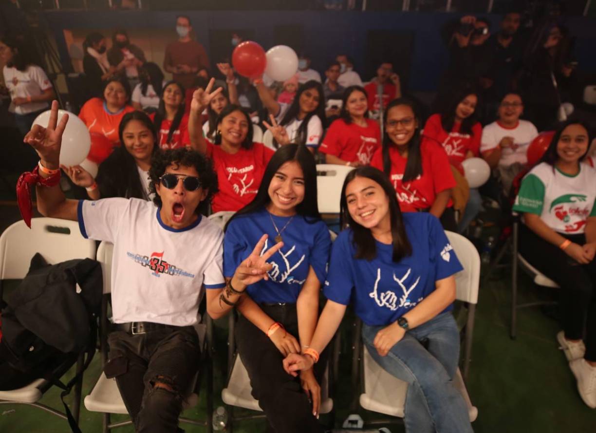 Los hondureños secaracterizan por nsu solidaridad y amor.