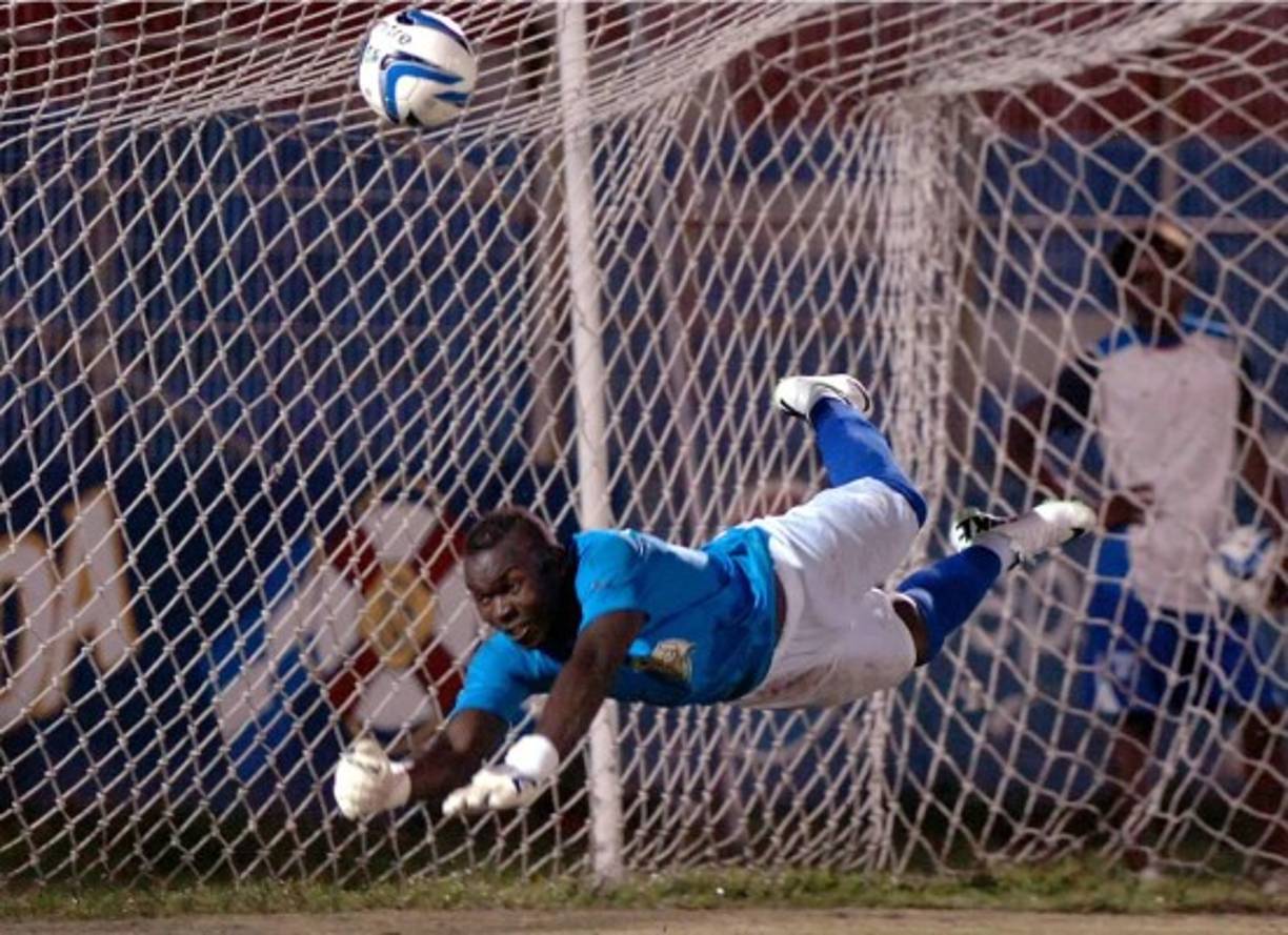 El portero de los progreseños Kelvin Castillo hace una tapada durante el partido.