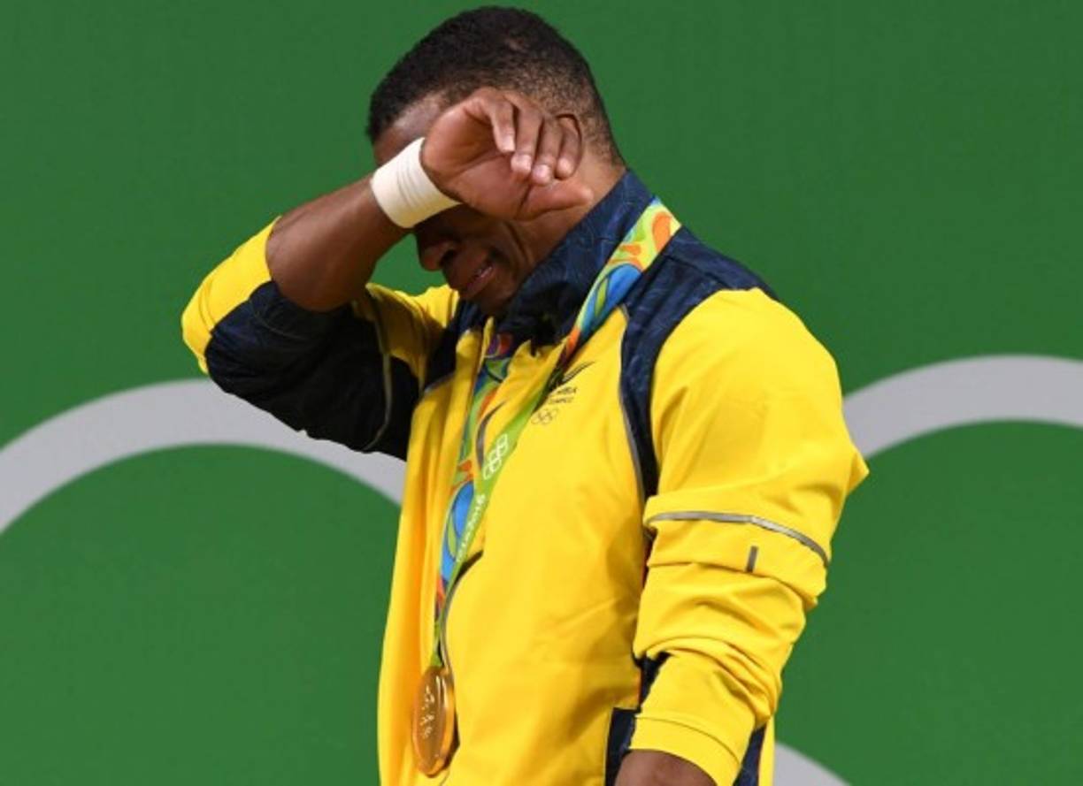 El colombiano Óscar Figueroa de Colombia logró la medalla de oro en pesas, no contuvo la emoción y terminó llorando. Hace dos meses fue condenado a prisión. AFP.