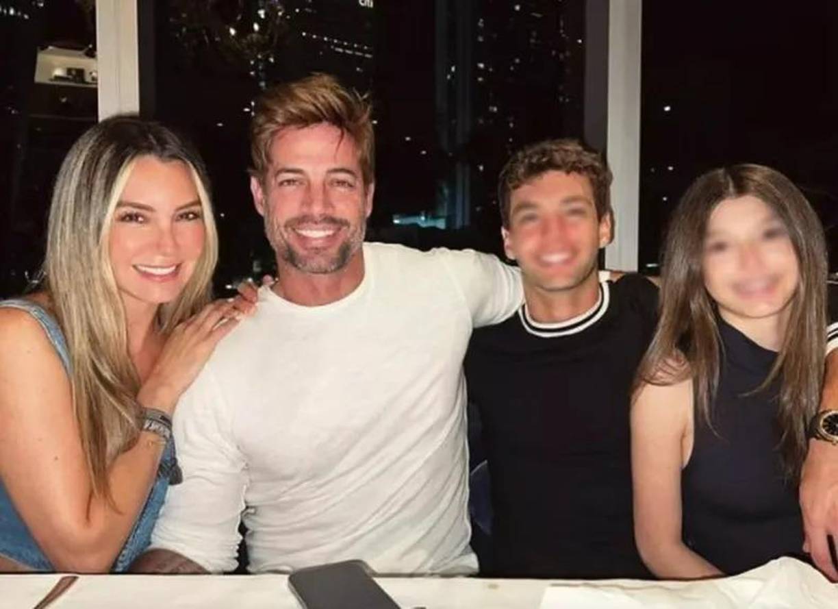 A pesar de la tensión, la Navidad y el Año Nuevo trajeron una inesperada sorpresa. Levy y Gutiérrez pasaron las festividades bajo el mismo techo, aunque sin reconciliación. Esto se reveló gracias a una serie de fotos publicadas por su hija Kailey, quien compartió momentos familiares desde una cabaña en Colorado. En las imágenes, la joven lucía el mismo vestido mientras posaba con cada uno de sus padres, dejando claro que nunca estuvieron juntos en las fotos.