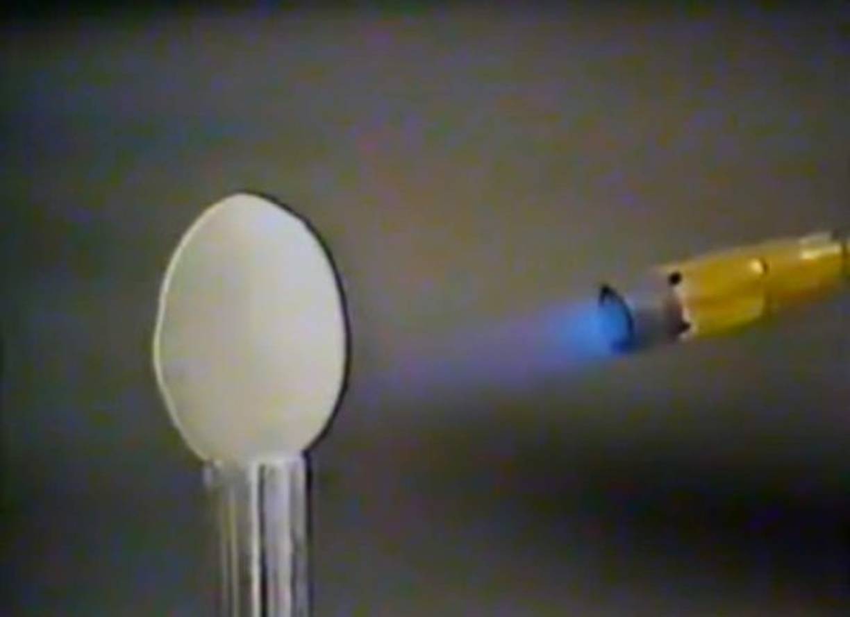 En 1993 el plástico fue mostrado en televisión. Un huevo de gallina fue cubierto con la capa delgada de Starlite y empezaron a calentarlo con la ayuda de un soplete. Despúes de unos minutos le quitaron la cascara al huevo, pero por dentro la clara permanecía cruda.<br/><br/>En 2011 Maurice Ward murió sin dejar información sobre el material que había utilizado ni la composición que tenía. Durante mucho tiempo investigadores llevaron a cabo experimentos e intentaron descubrir de qué estaba hecho el material, sin conseguir éxito.