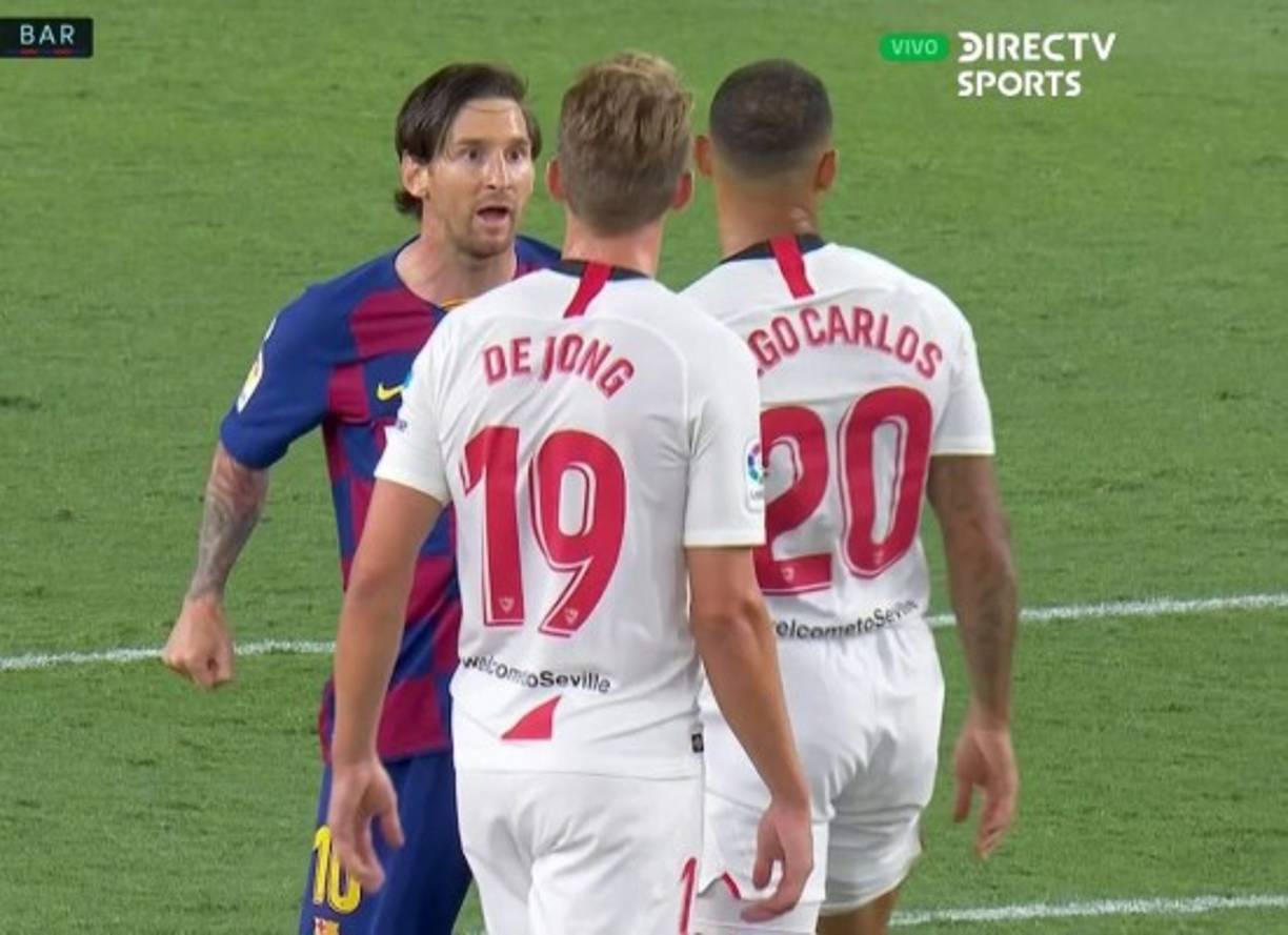 La polémica del partido tuvo como protagonista a Messi ya en la recta final de la primera parte. Y es que el argentino para sorpresas de muchos empujó al defensor brasileño Diego Carlos del Sevilla.