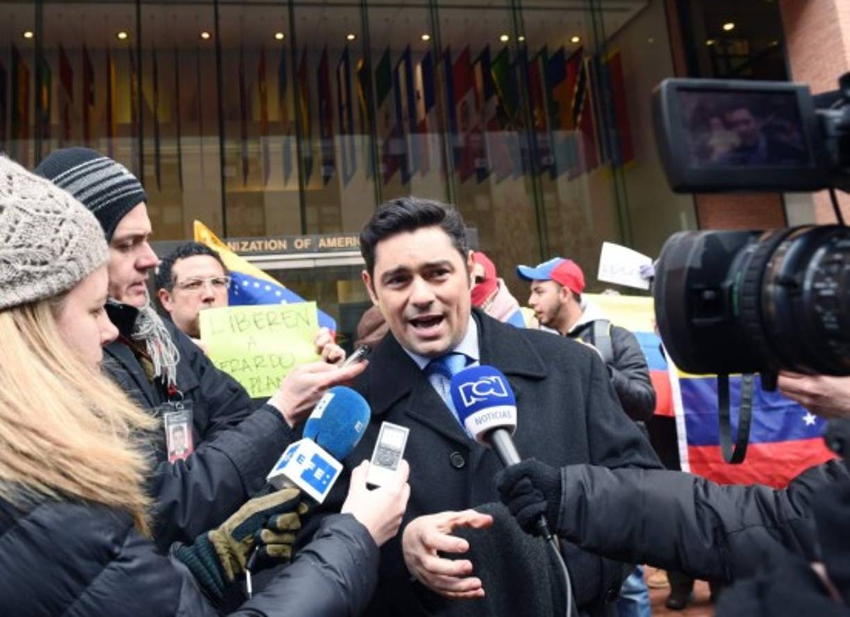 El coordinador político del partido opositor Voluntad Popular (VP), Carlos Vecchio, presentó una carte ante la Organización de Estados Americanos (OEA) exigiendo que se pronuncie sobre la situación política en Venezuela.