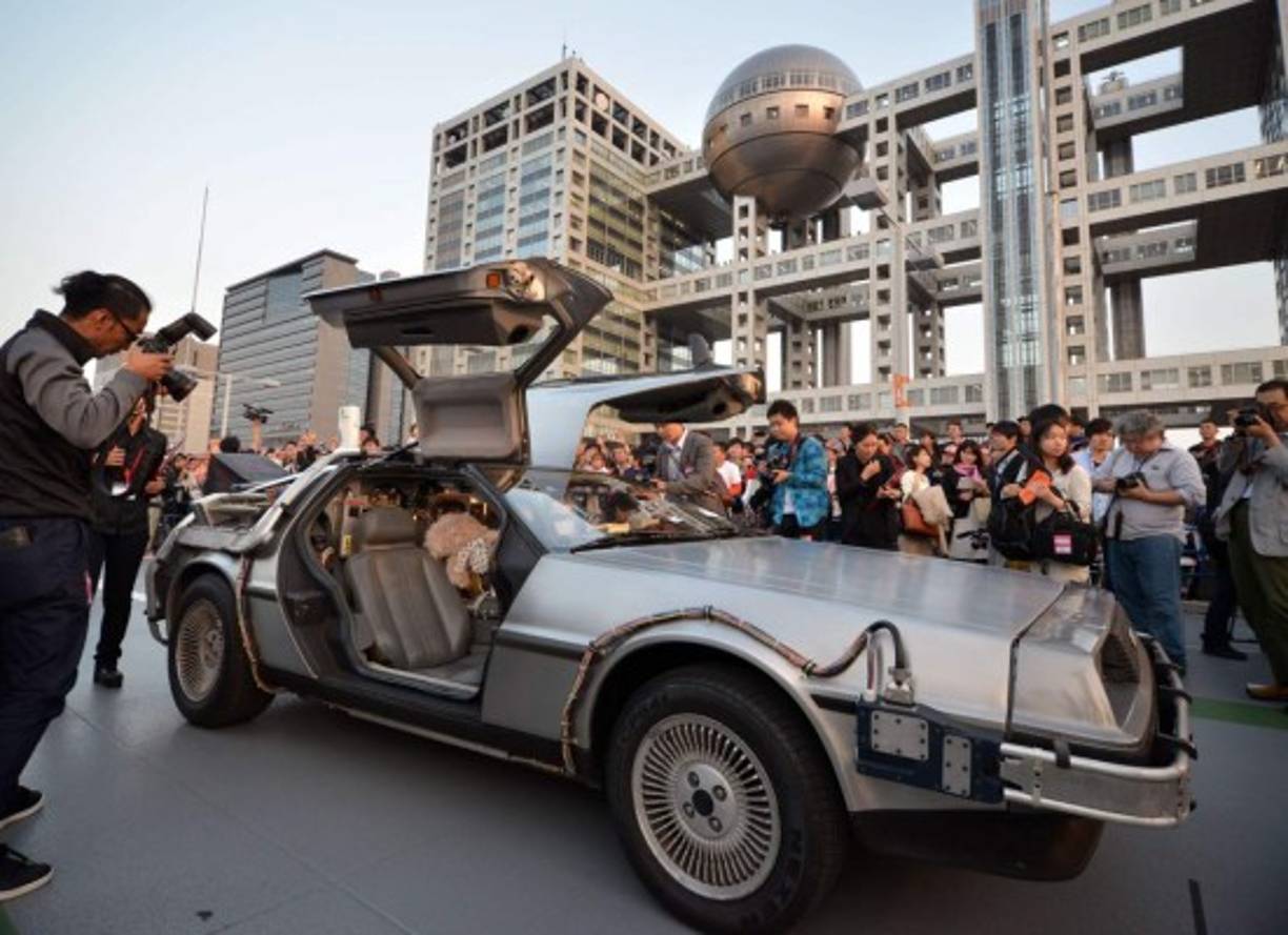 Hasta en Japón celebraron el Día de Regreso al Futuro admirando un modelo de los DeLorean, el mítico coche del tiempo.