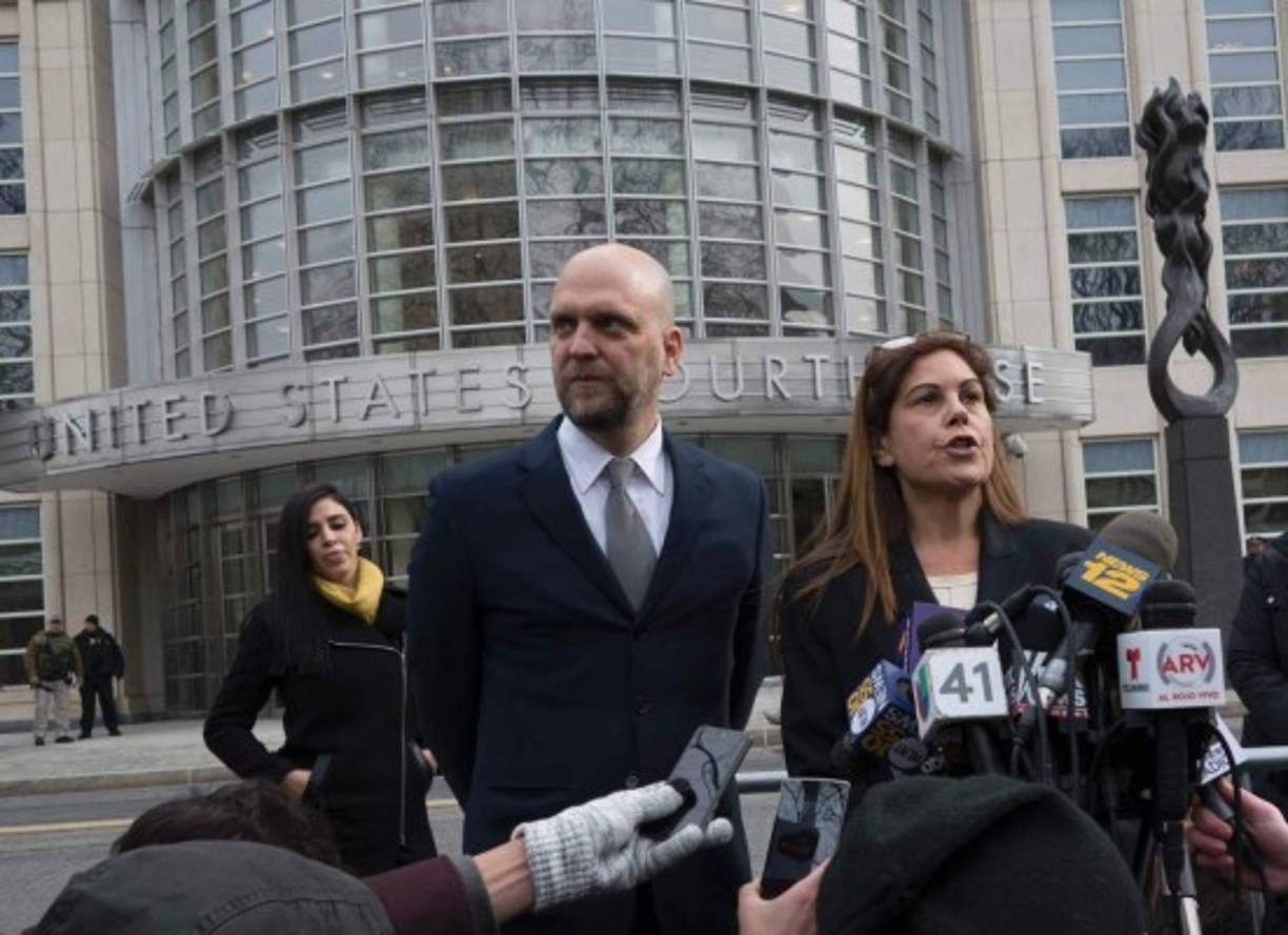 La defensa cuestionó además los documentos sobre la extradición a Estados Unidos de 'El Chapo', quien presenció la sesión en persona y vestido con el traje azul de la prisión.<br/>