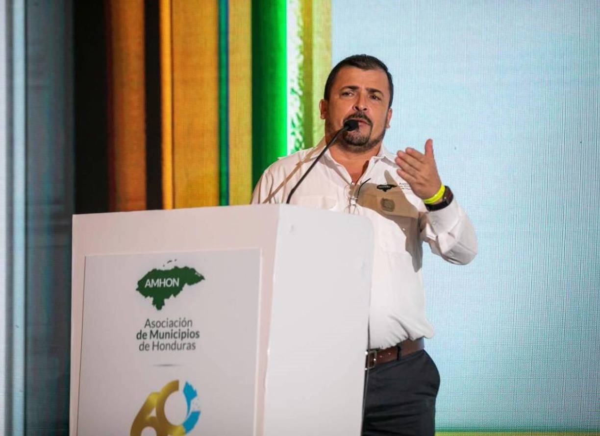 En su afán por defender la gestión del actual gobierno de Libertad y Refundación (Libre), Castellanos les restó importancia a las obras ejecutadas por la fundación de Shin Fujiyama, refiriéndose peyorativamente del japonés, como “chino”.