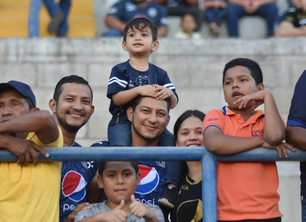 Una tierna postal de estos aficionados del Ciclón Azul en compañía de un pequeño hincha.