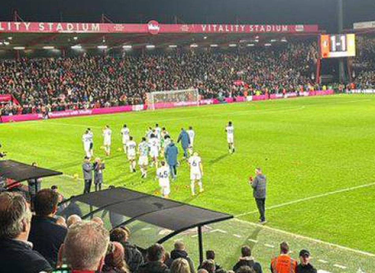 En algunos de los jugadores fue llamativa la preocupación, como su compañero Issa Kabore, con las manos en la cara, antes de que todos ellos se dirigieron al lado de la banda, hacia sus banquillos, entre la tensión del momento, a la espera del resultado de la atención médica a Lockyer.