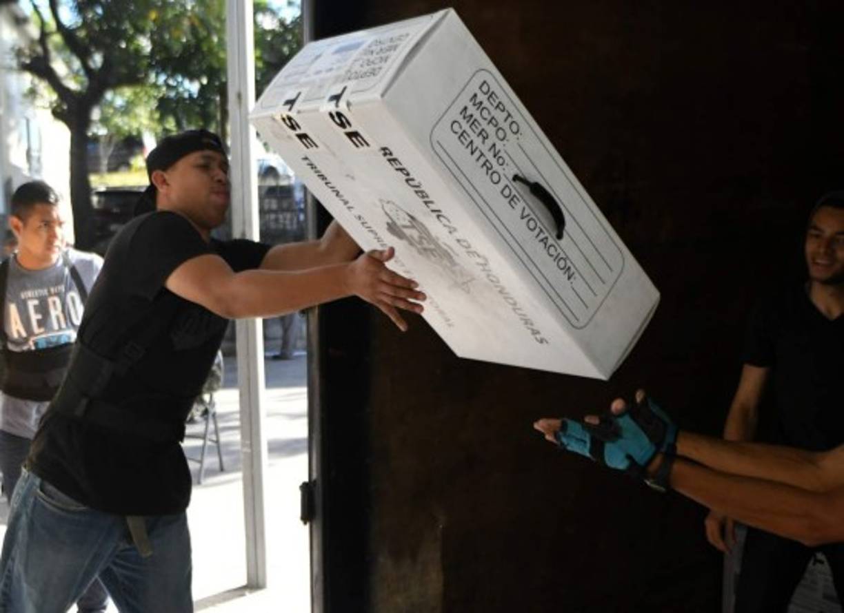Workers load election material for its distribution throughout the country, for the upcoming general election, on November 20, 1017 in Tegucigalpa. <br/>Honduras will hold elections next November 26 to choose president, three vicepresidents, 128 deputies for the local congress an 20 for the Central American (Parlacen) and 128 mayoralties. / AFP PHOTO / ORLANDO SIERRA