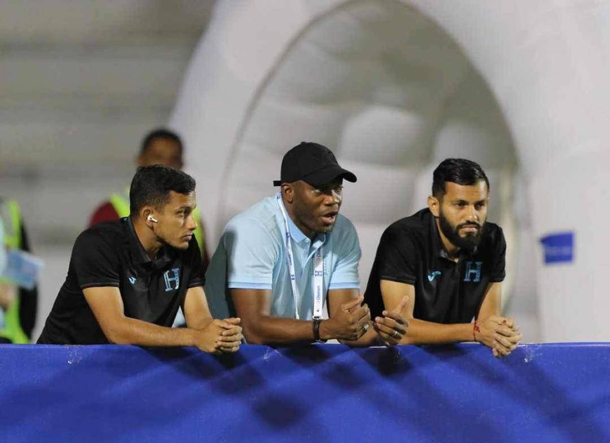 Antes del partido, David Suazo, asistente técnico de la Selección de Honduras, charló con Edwin Rodríguez y Jorge Álvarez.