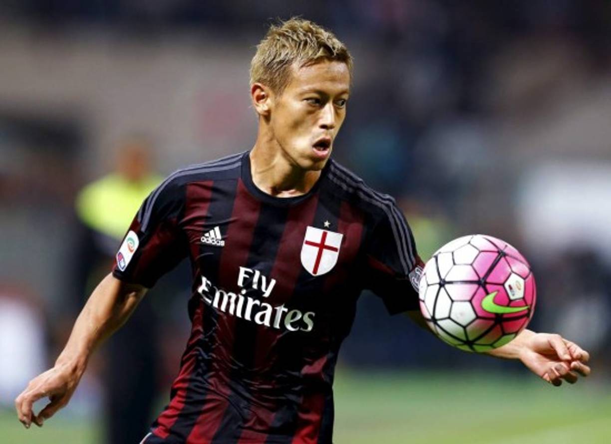 Keisuke Honda es uno de los jugadores que más números tienen de abandonar el AC Milán durante el próximo mes de enero, de hecho, tiene dos ofertas de la MLS en concreto de Los Ángeles Galaxy y los Chicago Fire. Ambos equipos estadounidenses estarían dispuestos a contar con el centrocampista japonés siempre y cuando no tengan que pagar por su traspaso.