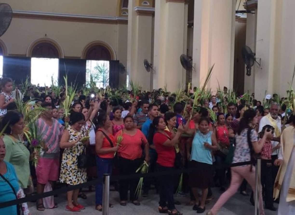 El templo se torna insuficiente para la gran cantidad de católicos que participan en el Domingo de Ramos.
