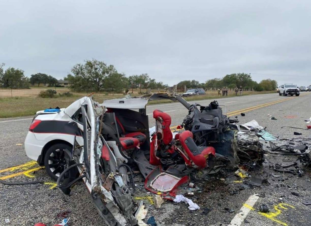 Todo comenzó con una persecución entre una unidad del Sheriff del Condado de Zavala y un Honda que provenía de Houston, pero este vehículo venía huyendo de las autoridades, informaron medios locales.