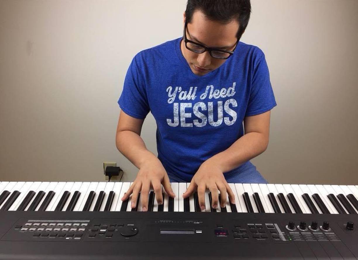 Cuando estaba en cuarto año se vio atraído por el piano, instrumento en el que se ha especializado desde entonces.